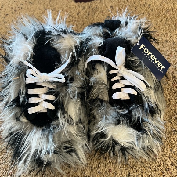 Raiders slippers.  I believe it a size 6. - Picture 3 of 3